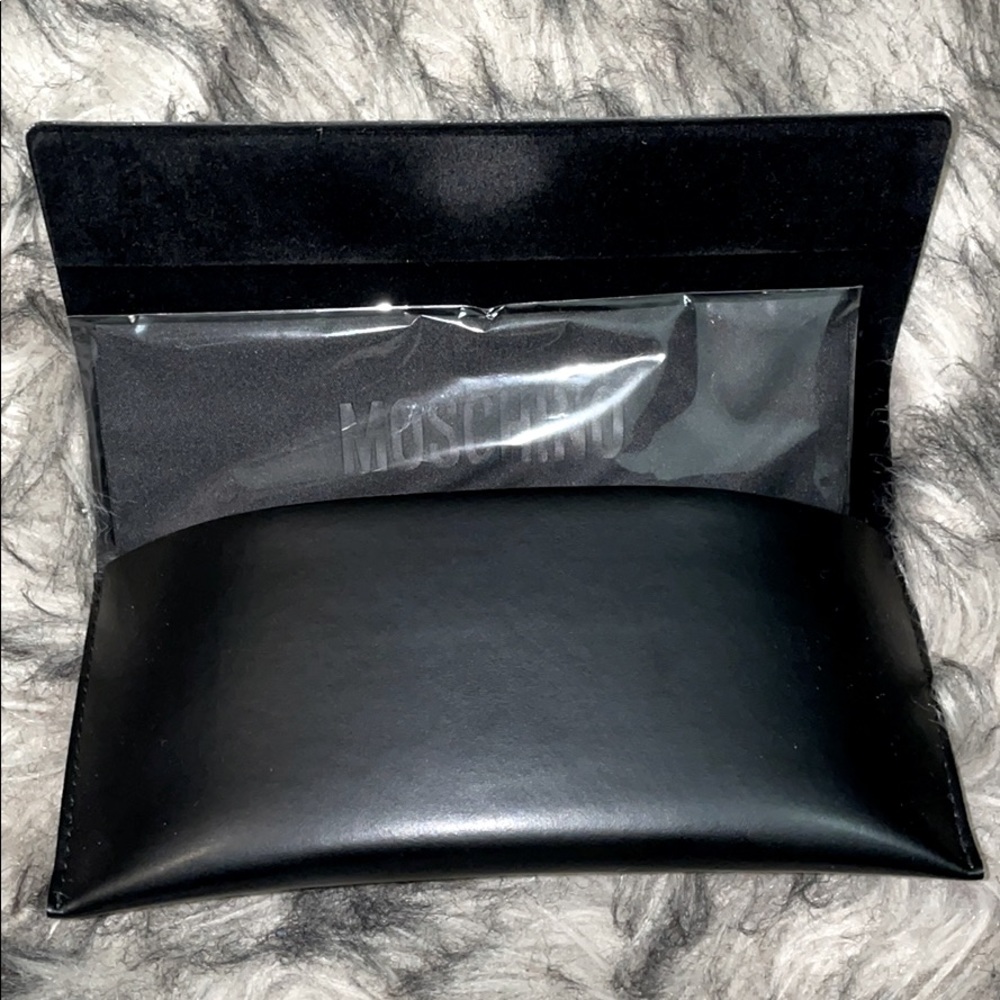 Moschino leather case🖤